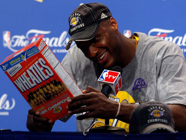 Lamar Odom sést hér skoða kassa af Wheaties-morgunkorninu með mynd af meistaraliði Lakers.