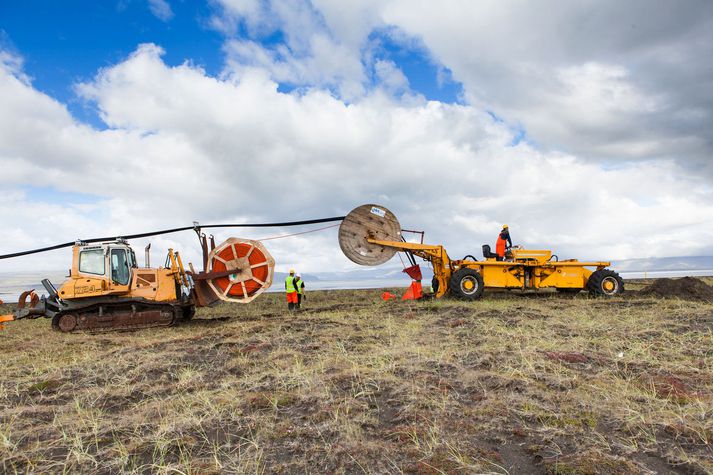 Á þessari mynd sést hvernig allir strengirnir renna yfir jarðýtuna í jöfnu átaki og ofan í rennuna aftan á köngulónni en fjarskiptarörið er þarna framan á ýtunni og fer sömu leið og strengirnir.