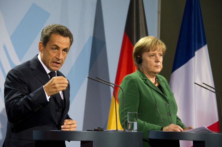 Nicolas Sarkozy og Angela Merkel á blaðamannafundi í Berlín í dag.