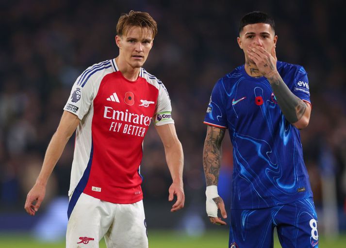 Martin Ödegaard var mættur aftur með fyrirliðabandið í leik með Arsenal gegn Chelsea í gær. Nú bíða leikir með norska landsliðinu, treysti fyrirliðinn sér í þá.