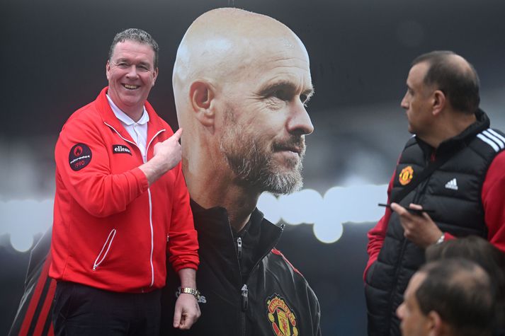 Stuðningsmenn Manchester United fyrir framan mynd af Erik ten Hag, fyrrum knattspyrnustjóra félagsins.