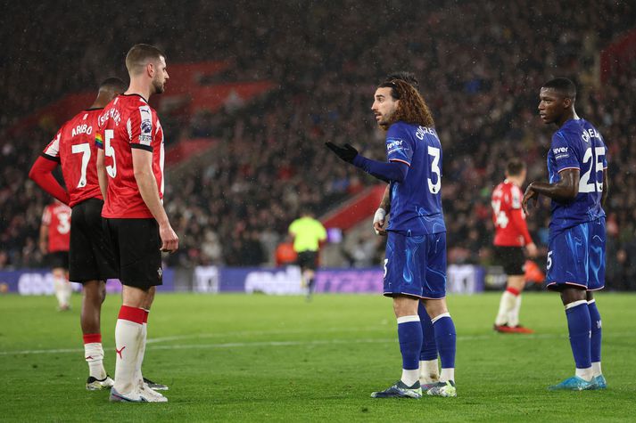 Jack Stephens fékk rautt spjald fyrir að toga í hárið á Marc Cucurella.