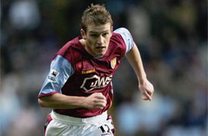 Steven Davis verður áfram hjá Aston Villa, en honum er oft líkt við annan ungan leikmann sem spilaði fyrir David O´Leary á sínum tíma, Alan Smith.