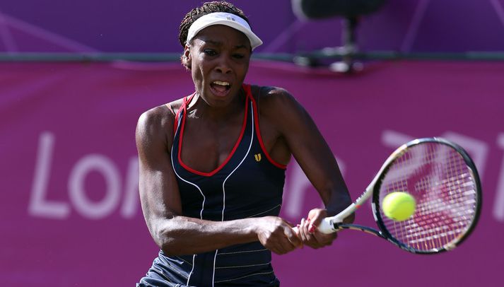 Venus í baráttunni á Wimbledon í dag.