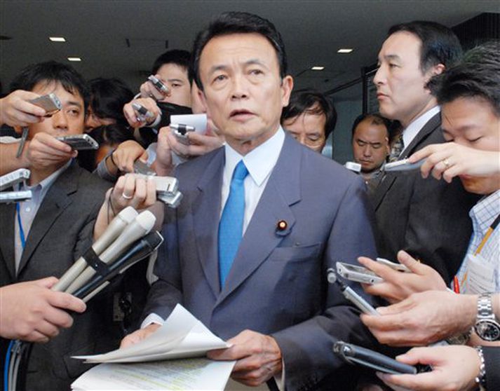 Taro Aso, utanríkisráðherra Japans, ræðir við fjölmiðla.