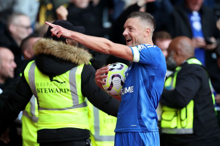 Jamie Vardy fagnar marki sínu fyrir Leicester City í dag en hann fiskaði þá bæði vítaspyrnu og mann af velli með rautt spjald.