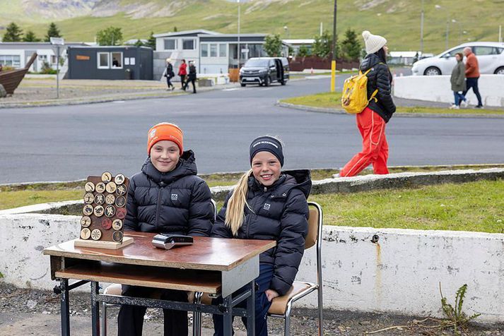 Þessar flottu stelpur seldu segla á Grundarfirði í sumar.