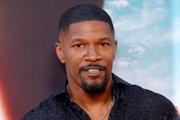 Jamie Foxx lenti í því miður óheppilega atviki að glasi var grýtt í andlit hans þegar hann var að fagna afmæli sínu á veitingastað á föstudag.