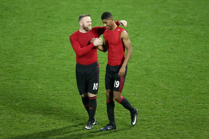 Rooney og Rashford hentu sínum treyjum í stuðningsmennina.