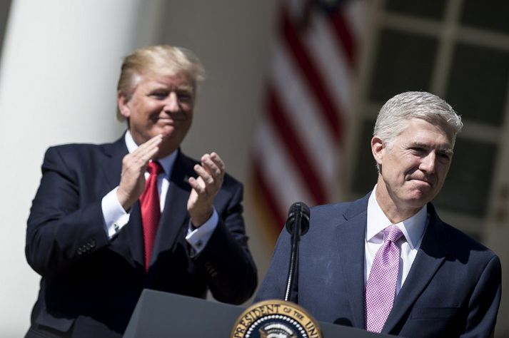 Donald Trump og Neil Gorsuch fyrr í dag.