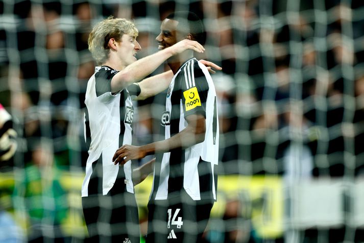 Anthony Gordon og Alexander Isak fagna einu mark Newcastle liðsins í kvöld.