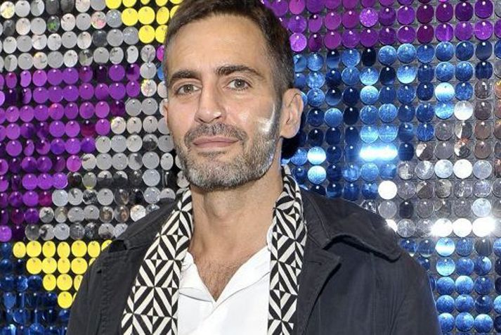 RÆÐUR Marc Jacobs hunsaði reglur Félags fatahönnuða í Bandaríkjunum og var með fyrirsætur undir 16 ára aldri í sýningu sinni á tískuvikunni í New York. 
Nordicphotos/getty