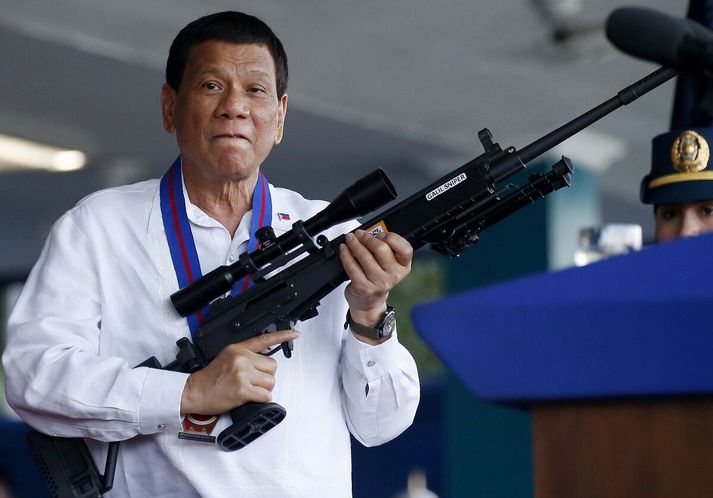 Rodrigo Duterte, fyrrverandi forseti Filippseyja, stillti sér upp fyrir myndatöku árið 2018. Það ár fór hann nokkrum sinnum hörðum orðum um Íslendinga.