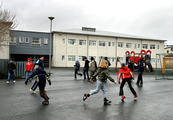 Börn að leik Sjálfstæðismenn í menntaráði eru mjög óánægðir með fyrirhugaðar breytingar.Fréttablaðið/gva