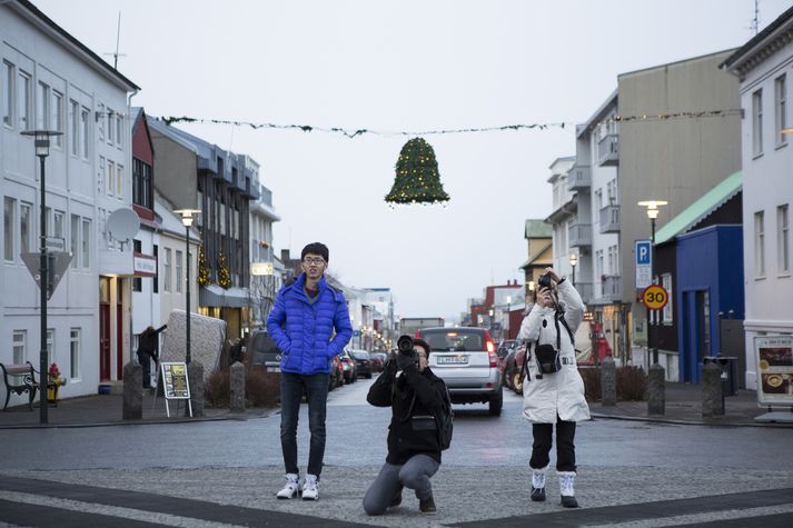 Ferðamönnum þótti jólalegt um að litast á Skólavörðuholtinu. En Hallgrímskirkja fangaði athygli þeirra allra.