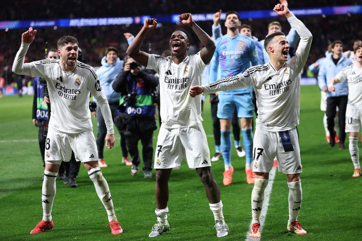 Real Madrid leikmennirnir Federico Valverde, Vinicius Junior og Lucas Vazquez fagna sigri Real á Atletico de Madrid í gærkvöldi.