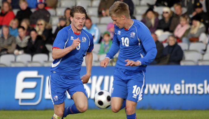 Aron, til hægri, ásamt Birni Bergmanni Sigurðarsyni í leik með íslenska U-21 landsliðinu.