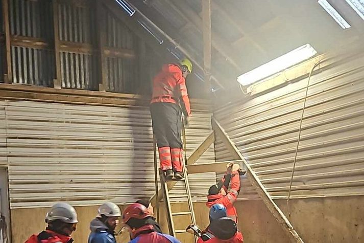 Björgunarsveitarmenn komu böndum á sperrur og þverbönd í hlöðunni.