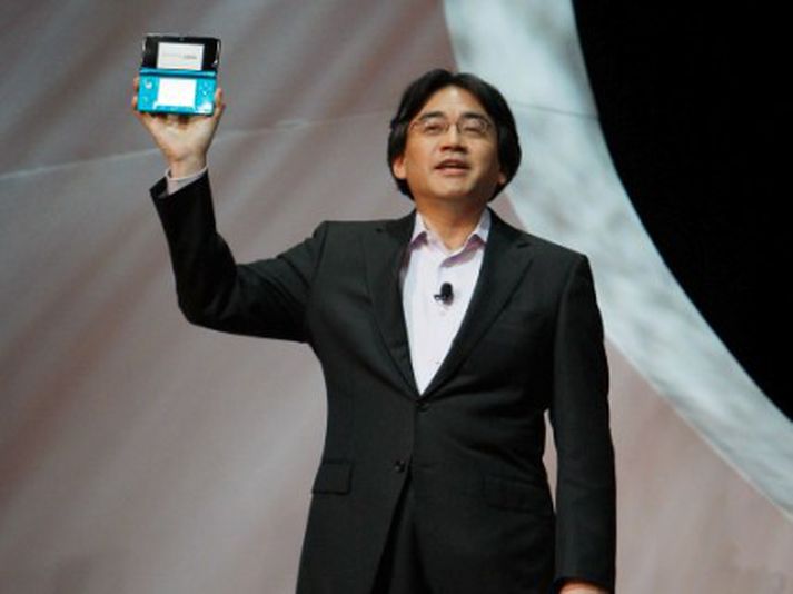 Forseti Nintendo, Satoru Iwata, kynnti 3DS-vélina á mánudaginn.