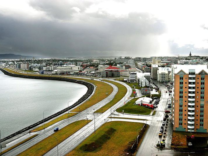 Stígurinn meðfram Sæbrautinni er vinsæll meðal hlaupara en lögreglunni þótti þessi of klæðalítill.