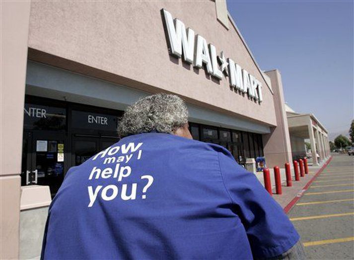 Hagnaður Wal-Mart verslanakeðjunnar dróst saman á öðrum ársfjórðungi í fyrsta sinn í áratug.