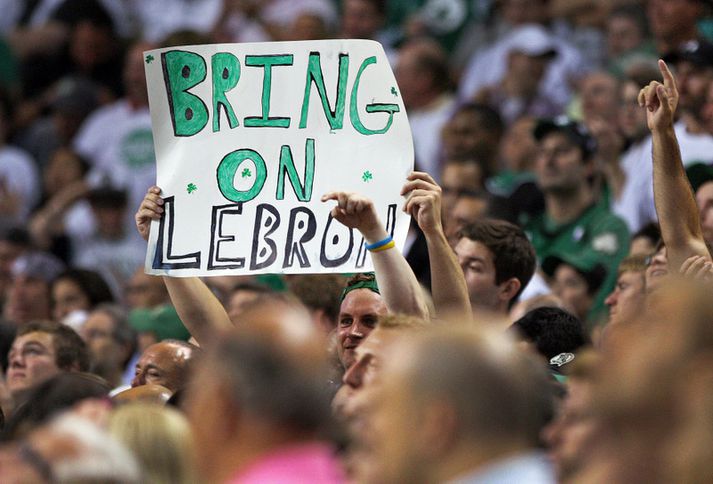 Þessi stuðningsmaður Celtics var kokhraustur í TD Garden - höllinni í nótt.