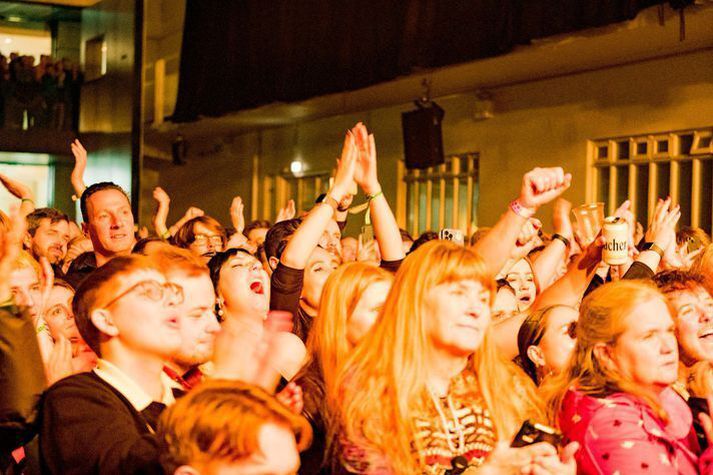 Það var stemmning í Hafnarhúsinu á Iceland Airwaves í fyrra. Hér syngja tónleikagestir með Daða Frey.