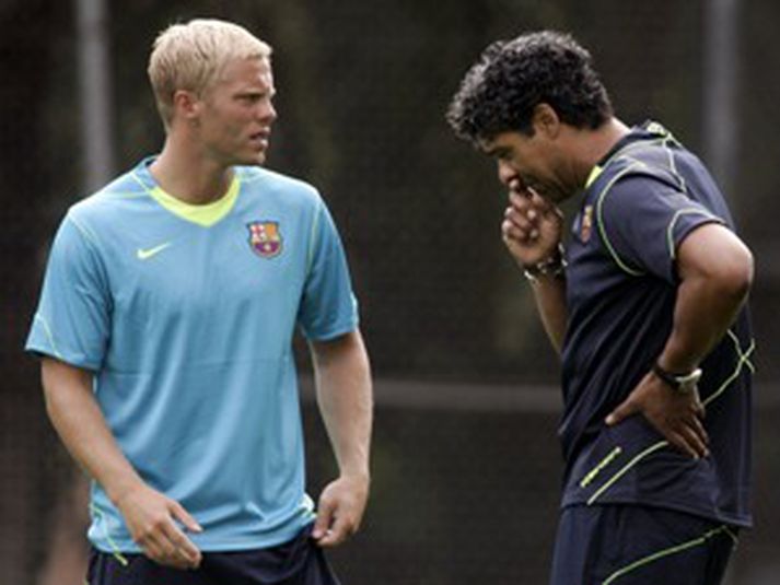 Eiður er hér ásamt Frank Rijkaard á æfingu Barcelona í dag