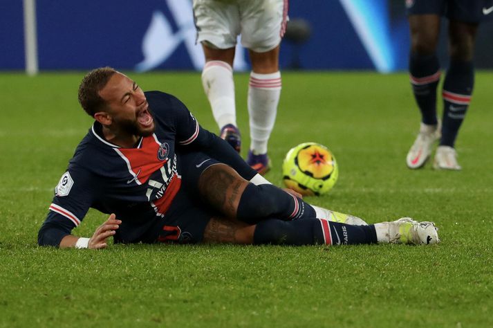 Neymar meiddist illa í leik Paris Saint-Germain og Lyon í gær.