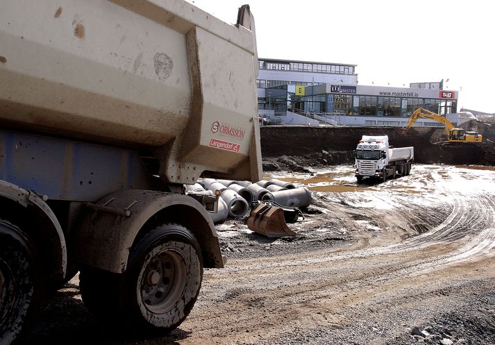 Íslenskir aðalverktakar við störf við Glæsibæ í Reykjavík.