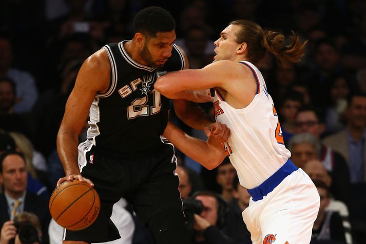 Tim Duncan sækir á Lou Amundson í nótt.