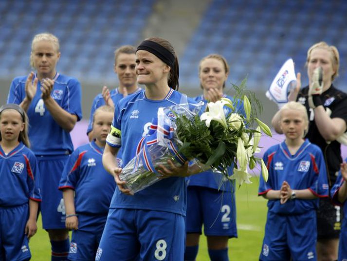 Katrín Jónsdóttir tekur við blómvendi fyrir síðasta landsleik sinn sem var sá hundraðasti í röðinni.