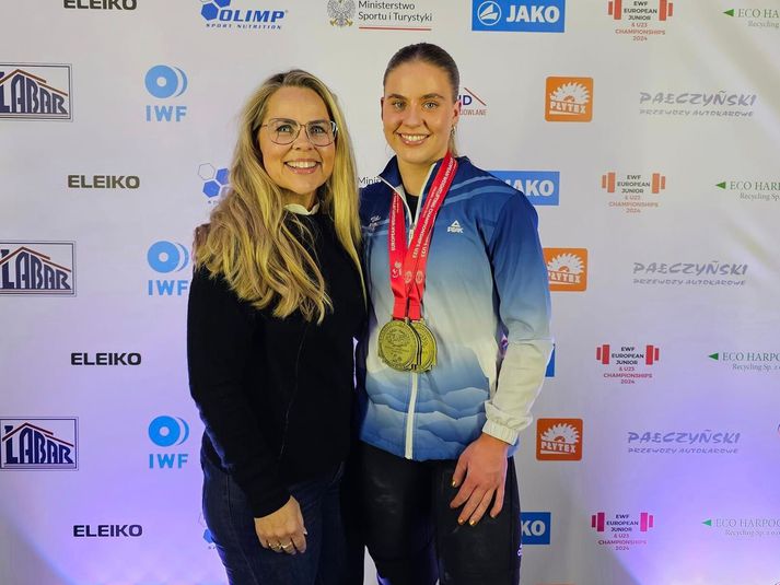 Eygló Fanndal Sturludóttir átti fullkominn dag í Póllandi í gær. Móðir hennar, Harpa Þorláksdóttir, fékk þann heiður að afhenda henni verðlaunin.