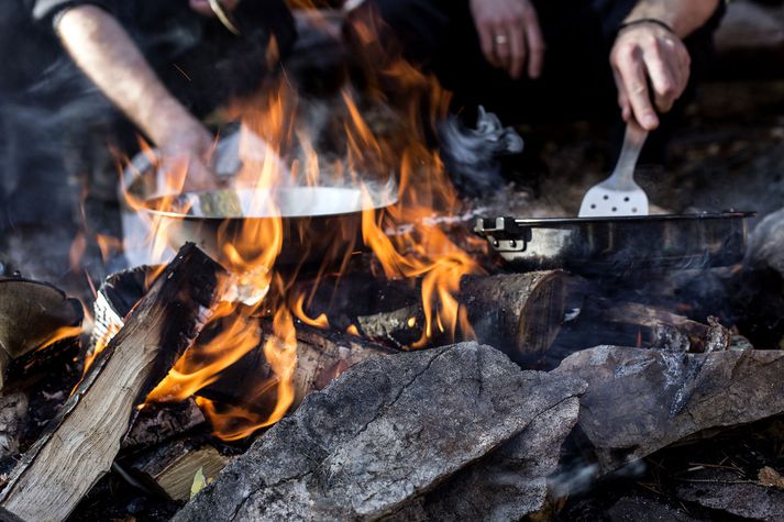 Skemmtilegt er að elda úti, þar sem öll fjölskyldan getur tekið þátt í eldamennskunni. Myndir/Pálína