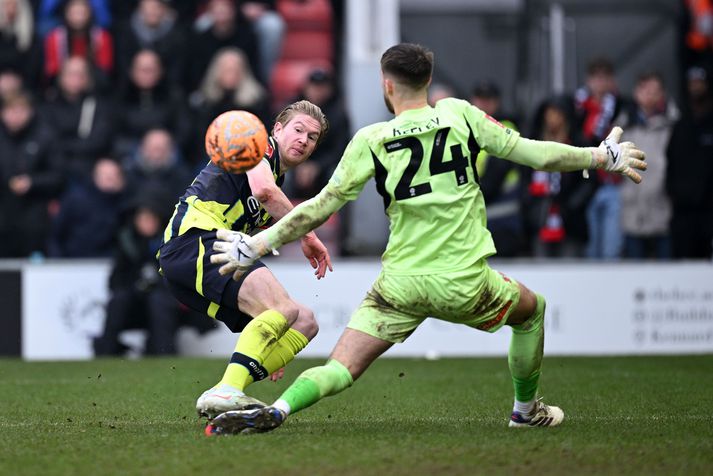 Kevin De Bruyne skorar markið sem tryggði City sigurinn.