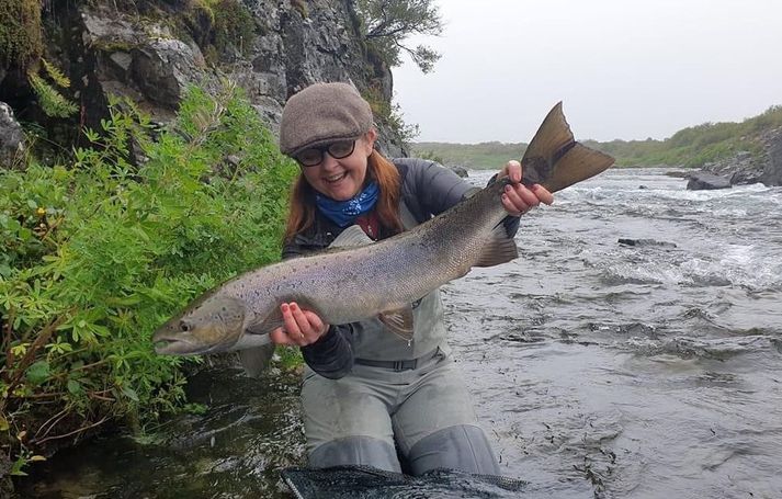 Sigrún með stóra hrygnu úr Sveðjurennum í Langá