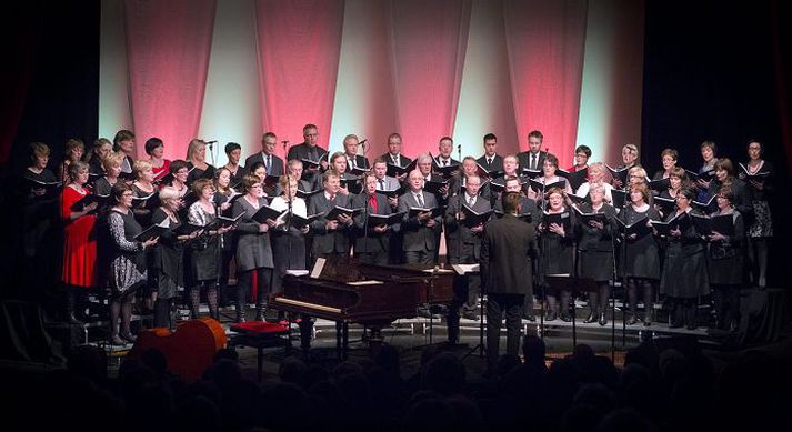 Fimmtíu manns eru í Kór Akraneskirkju og með honum koma fram þrír einsöngvarar á tónleikunum um helgina.