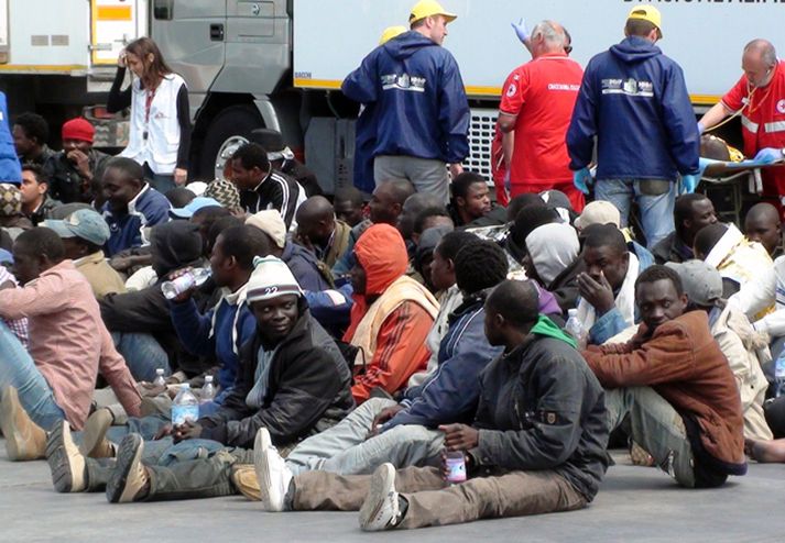 Flóttamenn hvíla sig eftir komuna til Lampedusa þann 19. apríl síðastliðinn. Mynd/ afp.