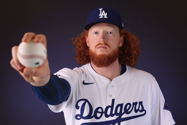 Dustin May í myndatöku Los Angeles Dodgers fyrir síðasta tímabil en myndin er tekin fyrir slysið með salatið.