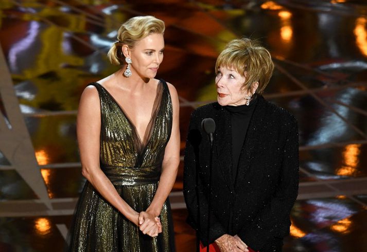 Charlize Theron kynnti verðlaunin ásamt Shirley MacLaine.