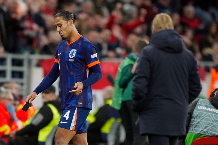 Virgil van Dijk gengur hér af velli eftir að hann fékk rauða spjaldið í Búdapest í kvöld.