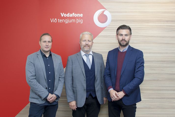 Frá undirritun samningsins: Gísli H. Halldórsson bæjarstjóri í miðið ásamt þeim Svani Jónssyni (t.v.) og Reyni Leóssyni (t.h.), frá Vodafone.