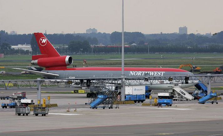 flugvél lendir Flugvélin sem fékk herþotufylgd til Schiphol-flugvallarins í gær.