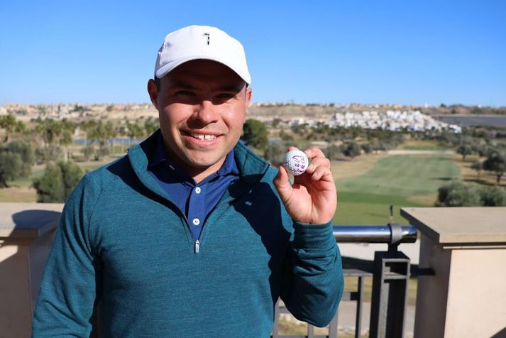 Nick Carlson, úr Golfklúbbi Mosfellsbæjar, með golfkúluna sem hann spilaði með í dag.