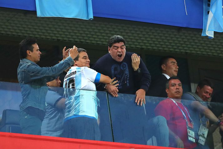 Diego Maradona á leiknum í kvöld. Hann fór mörgum sinnum yfir um.