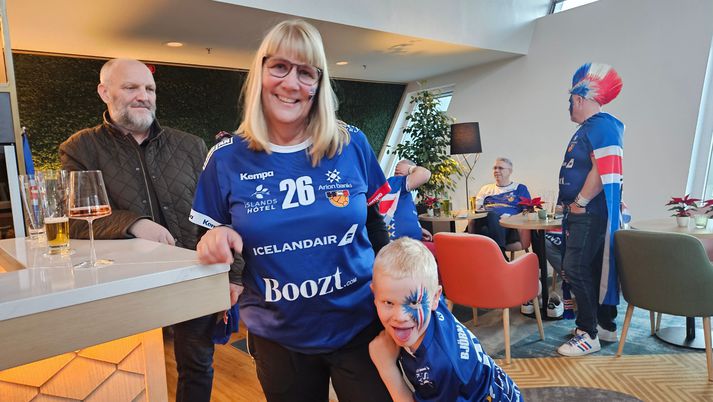 Helga Ingvadóttir, móðir landsliðsfyrirliðans Sunnu Jónsdóttur, ásamt syni Sunnu sem er klár í slaginn.