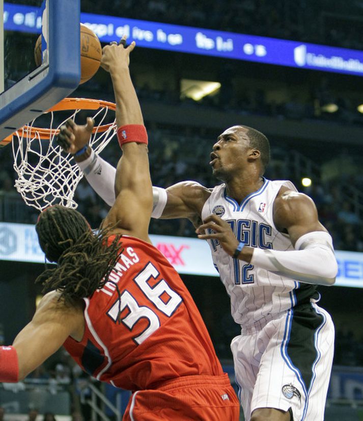 Dwight Howard leikmaður Orlando Magic ver hér skot frá Etan Thomas.