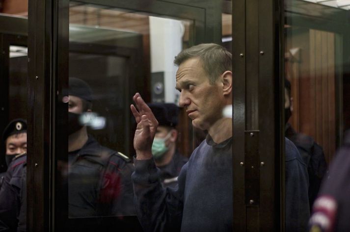 Alexei Navalní í dómsal í vikunni þegar hann var dæmdur til tæplega þriggja ára vistar í fanganýlendu.