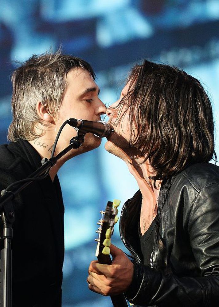 Barat og Doherty á sviði með The Libertines.