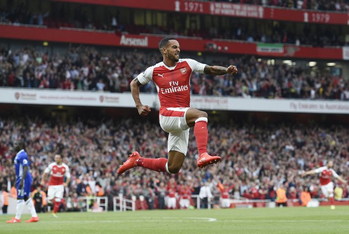 Theo Walcott fagnar marki með Arsenal.